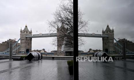 Menara London tercermin di Southbank yang sepi di London, Inggris, 05 Januari 2021. 