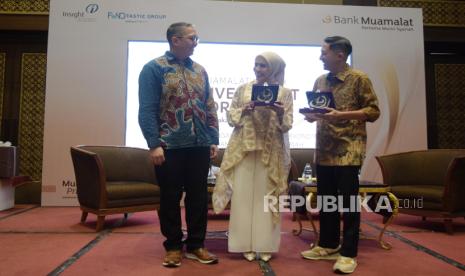 SEVP Retail Banking PT Bank Muamalat Indonesia Tbk Dedy Suryadi Dharmawan (kiri) berbincang bersama Direktur Utama FUNDtastic Eri Primaria (kanan) dan Direktur Insight Investments Management Ria Meristika Warganda (tengah) pada pembukaan Muamalat Hijrah Investment Forum 2023 di Hotel Sultan, Jakarta, Kamis (19/10/2023). Kegiatan ini dilaksanakan sebagai respon atas tingginya animo nasabah untuk membeli reksa dana terproteksi syariah di Bank Muamalat. Per September 2023, jumlah investor meningkat tiga kali lipat dibandingkan periode yang sama tahun sebelumnya.