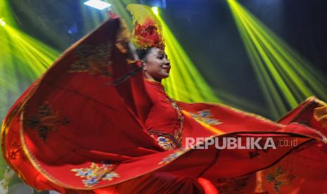 Penari asal Xinjiang menampilkan tarian Tabuh Rebana dan Nyanyikan Lagu dalam gelaran Republika Festival Hijriah di Gedung Convention Hall Masjid Agung Jawa Tengah, Kota Semarang, Jawa Tengah, Rabu (2/8/2023). Dalam gelaran Republika Festival Hijriah, rombongan seni muqam dari Teater Senin Xinjiang menampilkan sebanyak 11 tarian dan nyanyian dalam tur di sembilan kota di Indonesia.  Festival Hijriah  tersebut digelar oleh Republika bekerjasama dengan Kamar Dagang dan Industri (KADIN) Komite Tiongkok dalam rangka menyambut 1 Muharram 1445 Hijriah yang berlangsung hingga 10 Agustus mendatang di sembilan kota. Selain itu, gelaran Festival Hijriah juga menghadirkan beragam kegiatan yakni seperti tausiyah, bazar UMKM dan penampilan seni budaya Xinjiang dari komunitas lokal.