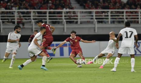 Pemain timnas Indonesia Rafael William Struick berusaha melepaskan tendangan melewati adangan pemain Palestina dalam laga FIFA Matchday di Stadion Gelora Bung Tomo, Surabaya, Rabu (14/6/2023). Pertandingan berakhir imbang dengan skor 0-0.