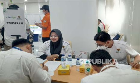 Dalam rangka merayakan Milad ke-9, Perusahaan PT Penjaminan Jamkrindo Syariah (JamSyar) bersama Baznas dan PMI melaksanakan kegiatan Donor Darah di Kantor Pusat PT Jamkrindo Syariah, Cempaka Putih, Jakarta Pusat, Jumat (8/9/2023). 