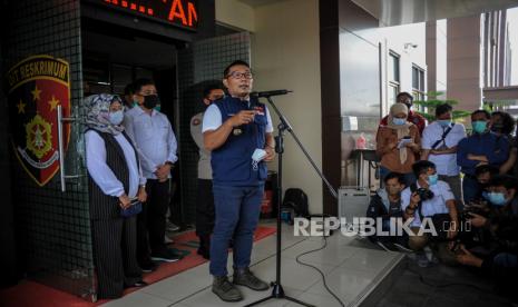 Gubernur Jawa Barat Ridwan Kamil memberikan pernyataan kepada awak media usai menjalani pemeriksaan di Ditreskrimum Polda Jabar, Bandung, Jawa Barat, Rabu (16/12/2020). Ridwan Kamil diperiksa sebagai saksi untuk kedua kalinya terkait kerumunan massa Rizieq Shihab yang terjadi di Megamendung, Kabupaten Bogor, Jawa Barat. 