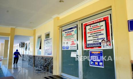 Seorang petugas kebersihan mengepel lantai gedung IGD di Rumah Sakit Umum Daerah (RSUD) Toto Kabila, Kabupaten Bone Bolango, Gorontalo, Selasa (16/6/2020). Pemerintah Kabupaten (Pemkab) Bone Bolango, Provinsi Gorontalo, pada 2022 ini akan menerima kucuran dana Pinjaman Pemulihan Ekonomi Nasional (PEN) sebesar Rp 135 miliar.