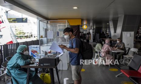 Calon penumpang pesawat terbang mendaftar untuk menjalani tes usap PCR di Bandara Husein Sastranegara, Kota Bandung, Selasa (26/10). Pemerintah berencana menjadikan tes PCR syarat wajib perjalanan untuk pengguna semua moda transportasi guna mencegah lonjakan kasus Covid-19 jelang libur Natal dan tahun baru (Nataru). Foto: Republika/Abdan Syakura