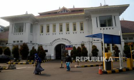 Pejalan kaki melintas di depan Kantor Lembaga Biologi Molekuler (LBM) Eijkman di Jakarta, Rabu (5/1). Gubernur DKI Jakarta Anies Baswedan menetapkan empat bangunan cagar budaya di Ibu Kota.