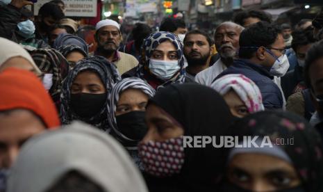 Wanita Muslim berpartisipasi dalam pawai menentang pelarangan gadis Muslim mengenakan jilbab menghadiri kelas di beberapa sekolah di negara bagian Karnataka, India selatan, di New Delhi, India, Rabu, 9 Februari 2022. Staf sekolah menengah dan pihak berwenang menuduh gadis-gadis itu menentang aturan seragam tetapi para siswa mengatakan bahwa mereka kehilangan hak yang dijamin secara konstitusional untuk mempraktikkan keyakinan mereka. Protes Larangan Jilbab Meluas, Sekolah di Karnataka India Diliburkan Tiga Hari