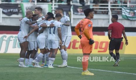 Para pemain Persib Bandung saat berlaga menghadapi Persebaya dalam kompetisi BRI Liga 1 pada 7 Oktober lalu.