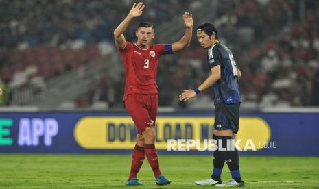 Bek timnas Indonesia Jay Idzes (kiri) dijaga pemain timnas Jepang Koki Machida (kanan) dalam laga  Kualifikasi Piala Dunia 2026 Grup C di SUGBK, Jakarta, Jumat (15/11/2024).