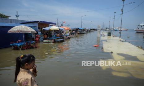 Warga beraktivitas di kawasan yang terdampak banjir rob (ilustrasi)