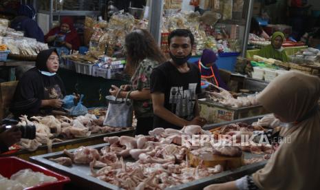 Pedagang menjual daging ayam potong di Pasar Gede Solo, Jawa Tengah, Senin (21/3/2022) (ilustrasi). Gubernur Gubernur Bank Indonesia (BI) Perry Warjiyo dan Wali Kota Solo Gibran Rakabuming mensurvei harga-harga bahan pokok di pasar. Khususnya yang ada di salah satu pasar tradisional, Pasar Gede, Solo, Jawa Tengah, Jumat (3/3/2023).