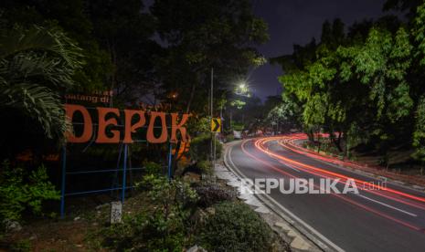 Suasana jalanan saat jam pulang kerja di Depok, Jawa Barat, Senin (31/8). Pemerintah Kota Depok memberlakukan jam malam bagi warga hingga pukul 20.00 WIB dan  pembatasan jam operasional layanan secara langsung bagi kafe, minimarket, rumah makan dan mal hingga pukul 18.00 WIB dan layanan antar hingga pukul 21.00 WIB  yang diterapkan mulai hari ini mengingat kasus COVID-19 di Depok merupakan yang tertinggi di Jawa Barat dengan kasus terakhir sebanyak 2.152 kasus positif.