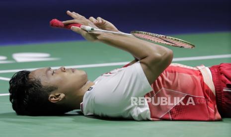 Anthony Sinisuka Ginting dari Indonesia berbaring saat pertandingan perempat final tunggal putra usai kalah melawan Viktor Axelsen dari Denmark di Turnamen Bulu Tangkis East Ventures Indonesia Open 2022 di Jakarta, Indonesia, 17 Juni 2022.