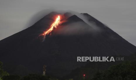  Dalam foto yang diambil dengan kecepatan rana lambat ini, lahar panas mengalir turun dari kawah Gunung Merapi seiring aktivitasnya berlanjut sejak otoritas geologi setempat menaikkan tingkat kewaspadaan gunung berapi tersebut ke level tertinggi kedua pada bulan November, di Sleman, Indonesia, Sabtu pagi. , 9 Januari 2021. 