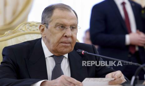 Menteri Luar Negeri Rusia Sergey Lavrov berbicara dengan Menteri Luar Negeri Korea Utara Choe Son Hui selama pembicaraan mereka di Moskow, Rusia, Selasa, (16/1/2024).