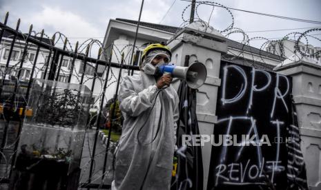 Sejumlah demonstran melakukan aksi tolak UU Omnibus Law Cipta Kerja di depan Gedung DPRD Provinsi Jawa Barat. Iluni UI FHUI sebut penyusunan Perppu Cipta Kerja tidak mengakomodir masukan publik.