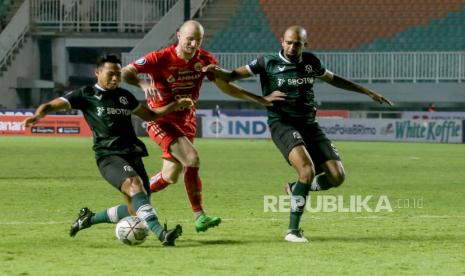 Striker Persija Jakarta Michael Krmencik (tengah).