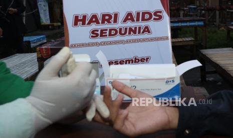 Tenaga kesehatan melakukan tes HIV atau Voluntary, Counseling and Testing (VCT).