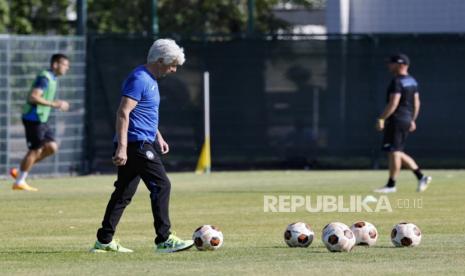 Pelatih Atalanta Gian Piero Gasperini mendampingi timnya berlatih menjelang final Liga Europa melawan Bayer Leverkusen.