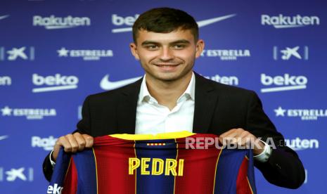  Gelandang Spanyol Pedro Gonzalez Pedri berpose saat presentasinya sebagai pemain baru FC Barcelona di Barcelona, ??Spanyol, 20 Agustus 2020.