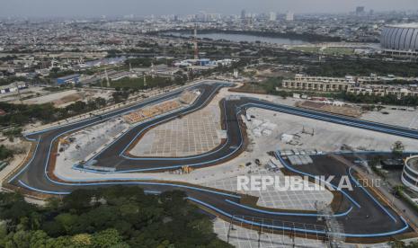 Lay out Jakarta International E-Prix Circuit (JIEC) di kawasan Ancol, Jakarta, Selasa (17/5/2022). Lintasan sirkuit sepanjang 2,4 kilometer, lebar 12 meter dan 18 tikungan tersebut telah selesai dibangun 100 persen untuk pelaksanaan ajang balap Formula E dan menyisakan pemasangan infrastruktur pendukung. Ajang balap tersebut diharapkan dapat mempromosikan penggunaan kendaraan listrik di Indonesia untuk mengurangi dampak pencemaran udara. Republika/Putra M. Akbar