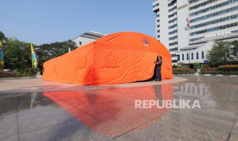 Petugas menyiapkan tenda untuk pasien COVID-19 yang berada di Kantor Wali kota Jakarta Utara, Selasa (6/7/2021). Pemkot Jakarta Utara menyiapkan Tenda Darurat dan 2 lantai Gedung yang berisi 300 tempat tidur bagi warga yang terkonfirmasi positif COVID-19 dengan kriteria orang tanpa gejala.    