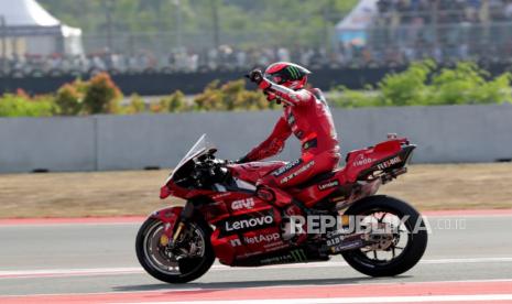 Pembalap Ducati Lenovo Team Francesco Bagnaia merayakan gelar juara GP Indonesia di Sirkuit Mandalika pada 2023.