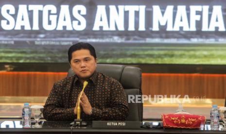 Ketua Umum PSSI Erick Thohir menyampaikan konferensi pers kasus praktek match fixing dan perjudian online di Mabes Polri, Jakarta, Rabu, (13/12/2023). Polri bekerja sama dengan Satgas Anti Mafia Bola telah menangkap sebanyak 8 tersangka terkait pengaturan skor di Liga 2 dan 1 orang berinisial VW (60) yang berperan pemberi suap saat ini berstatus DPO, sebelumnya PSSI dan Kapolri telah menandatangani nota kesepahaman untuk pengamanan kompetisi sepak bola tanah air.