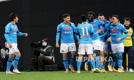 Selebrasi para pemain Napoli.