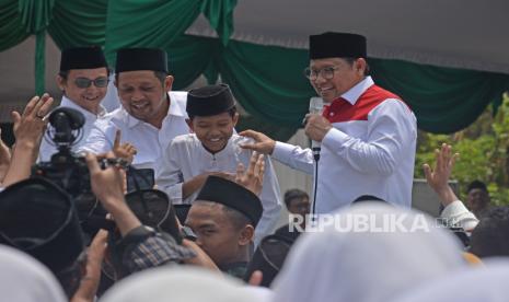 Panglima santri Muhaimin Iskandar atau Cak Imin (kanan) berdialog dengan santri saat menjadi inspektur upacara meperingati Hari Santri Nasional (HSN) 2023 di Lapangan Butuh, Tegalrejo, Magelang, Jateng, Minggu (22/10/2023). Di hadapan ribuan santri, Cak Imin menyampaikan agar semua santri siap menjadi pemimpin mulai tingkat kepala desa hingga presiden. 