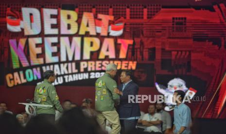 Capres-cawapres nomor urut 3 Ganjar Pranowo dan Mahfud MD bersalaman dengan Capres-cawapres nomor urut 2 Prabowo Subianto  dan Gibran Rakabuming Raka sebelum Debat Keempat Pilpres 2024 di Jakarta Convention Center (JCC), Jakarta, Ahad (21/1/2024). Debat Keempat Pilpres 2024 mengangkat tema terkait pembangunan berkelanjutan, sumber daya alam, lingkungan hidup, energi, pangan, agraria, masyarakat adat dan desa.