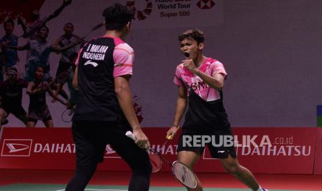 Ekspresi pasangan ganda putra Indonesia Muhammad Shohibul Fikri-Bagas Maulana seusai berhasil mencetak angka saat menghadapi pasangan China Xiang Yu Ren-Qiang Tan dalam babak 16 besar Daihatsu Indonesia Master 2023 di Istora Senayan, Jakarta, Kamis (26/1/2023). Dalam pertandingan itu pasangan Fikri-Bagas menang dua set langsung dengan skor 21-14 dan 21-14.