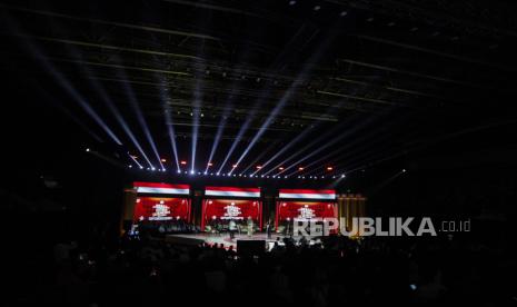 Suasana debat capres di Istora Senayan, Jakarta, Ahad (7/1/2024). Debat ketiga Pilpres 2024 yang diikuti oleh ketiga kandidat calon presiden tersebut bertema pertahanan, keamanan, geopolitik, hubungan internasional dan politik luar negeri.