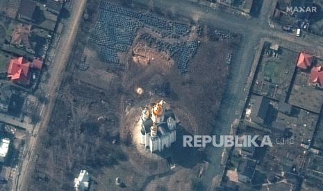 Citra satelit yang disediakan oleh Maxar Technologies ini menunjukkan gambaran umum Bucha, Ukraina, dengan gereja St. Andrew di tengahnya dan kemungkinan lokasi kuburan massal tepat di atasnya pada Kamis 31 Maret 2022.