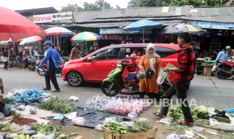  Orang-orang berbelanja sayuran di pasar tradisional di Bogor, Rabu (3/5/2023). Bank Indonesia (BI) memastikan tekanan inflasi terus menurun. 