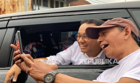 Calon presiden dari Koalisi Perubahan, Anies Baswedan, saat kampanye perdana di Kota Bogor, Selasa (28/11/2023). Anies mencicipi makanan khas Bogor, Doclang, dan berjalan kaki ke Stasiun Bogor. 