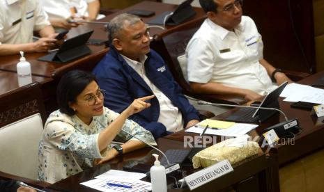 Menteri Keuangan Sri Mulyani Indrawati berbicara saat Rapat Kerja dengan Komisi XI DPR RI di kompleks Parlemen, Senayan, Jakarta, Senin (27/3/2023). Komisi XI DPR bersama jajaran Kementerian Keuangan menggelar rapat bersama terkait evaluasi reformasi birokrasi di lingkungan Kemenkeu.