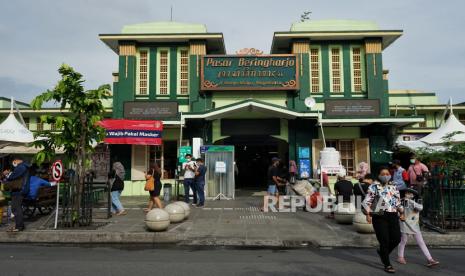 Pengunjung berada di kawasan Pasar Tradisional Beringharjo, Yogyakarta, Selasa (27/10/2020). Sambut libur panjang akhir Oktober yang bertepatan dengan peringatan Maulid Nabi Muhammad SAW, Pasar Beringharjo akan memperketat penerapan protokol kesehatan seperti alur dan arah berjalan konsumen hingga surat sehat dari daerah asal bagi suplier untuk mengantisipasi potensi penularan COVID-19. 