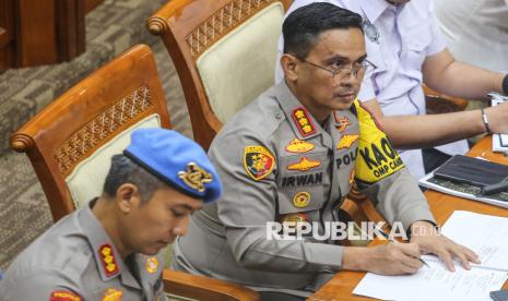 Kapolrestabes Semarang Kombes Pol Irwan Anwar (kanan) bersama Kabid Propam Polda Jawa Tengah Kombes Pol Aris Supriyono (kiri) mengikuti Rapat Dengar Pendapat (RDP) dengan Komisi III DPR di Kompleks Parlemen, Senayan, Jakarta, Selasa (3/12/2024). RDP tersebut membahas peristiwa penembakan terhadap siswa SMK berinisial GRO hingga meninggal dunia oleh oknum anggota polisi berinisial Aipda RZ. 