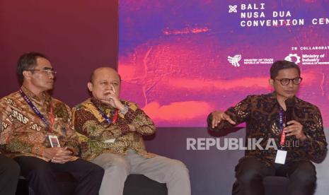 Wakil Menteri Badan Usaha Milik Negara (BUMN) I Pahala Nugraha Mansury (kanan) bersama Direktur Utama Bio Farma Honesti Basyir (kiri) dan Direktur Utama PT Pupuk Indonesia Bakir Pasaman (tengah) memberikan keterangan saat konferensi pers hari terakhir acara State-Owned Enterprises (SOE) International Conference di Bali Nusa Dua Convention Center (BNDCC), Bali, Selasa (18/10/2022). 