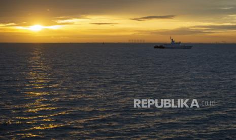 KRI Kurau-856 melaksanakan lego jangkar saat pencarian korban dan puing pesawat Sriwijaya Air nomor penerbangan SJ182 di perairan Kepulauan Seribu, Jakarta, Selasa (12/1/2021). Pada hari keempat pencarian tim SAR menambah satu kapal untuk memperkuat operasi pencarian korban, puing, dan kotak hitam pesawat Sriwijaya Air SJ182 menjadi 54 kapal. 