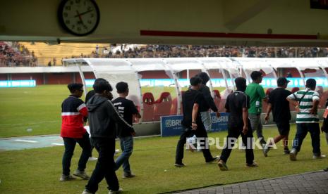 Suporter PSS Sleman yang turun ke lapangan usai pertandingan melawan Bali United di Stadion Maguwoharjo, Sleman, Yogyakarta, Jumat (3/11/2023). Beberapa suporter nekat turun untuk protes atas rentetan hasil buruk PSS Sleman. Hingga akhirnya suporter terlibat kericuhan dengan Steward pertandingan yang menghalangi suporter mendekati ruang ganti pemain. Imbasnya bench pemain rusak pascakericuhan ini.