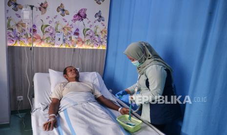 Perawat mengecek tensi darah pasien demam berdarah dengue. Sebanyak 6 orang di Kota Bandung meninggal akibat penyakit demam berdarah/DBD.