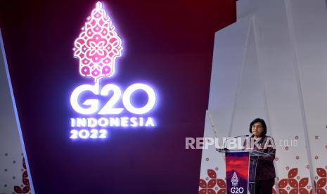 Menteri Keuangan Sri Mulyani menyampaikan sambutan saat sesi High Level Seminar on Strengthening Global Collaboration for Tackling Food Insecurity rangkaian 3rd Finance Ministers and Central Bank Governors (FMCBG)†G20 di Nusa Dua, Badung, Bali, Jumat (15/7/2022). Seminar tingkat tinggi tersebut membahas ancaman krisis pangan (food insecurity) sekaligus aksi global yang dapat dirintis anggota G20 demi mencegah krisis tersebut.  G20 menyadari bahwa digitalisasi perlu didorong karena merupakan jalan bagi negara-negara untuk dapat memulihkan perekonomian mereka dari dampak pandemi COVID-19 dan secara tak langsung membantu menurunkan angka kemiskinan.