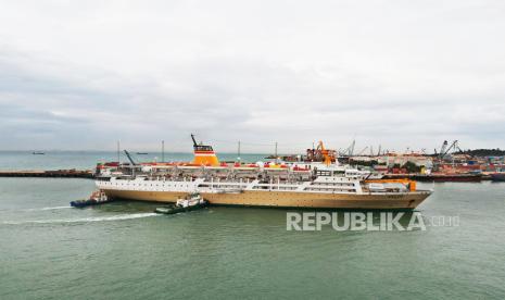 Kapal Motor Kelud melintas di perairan saat akan bersandar di Pelabuhan Batuampar, Kota Batam, Kamis (22/12/2022). PT Pelayaran Nasional Indonesia (Persero) atau Pelni memastikan kesiapan armadanya untuk melayani mudik Lebaran 2023. 