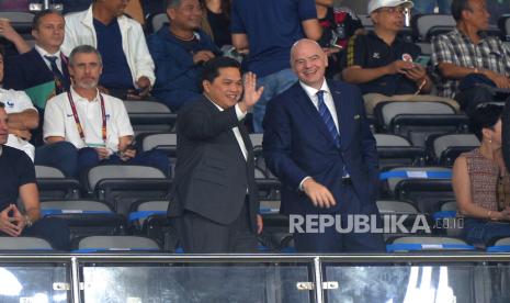 Ketua Umum PSSI Erick Thohir bersama Persiden FIFA Gianni Infantino hadir dalam partai Final Piala Dunia U17 antara Jerman melawan Perancis di Stadion Manahan, Surakarta, Jawa Tengah, Sabtu (2/12/2023). Pada babak pertama Jerman unggul 1-0 atas Perancis melalui titik putih.