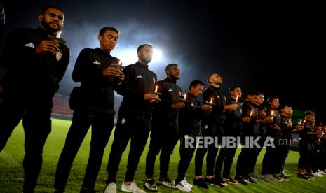 Sejumlah pesepak bola Bali United menyalakan lilin saat mengikuti doa bersama bagi korban Tragedi Kanjuruhan di Stadion Kapten I Wayan Dipta, Gianyar, Bali, Senin (3/10/2022). Aksi tersebut dilakukan ratusan suporter di Bali bersama pemain Bali United sebagai bentuk empati, solidaritas dan penghormatan terakhir bagi seluruh korban dalam tragedi yang terjadi di Stadion Kanjuruhan Malang pada Sabtu (1/10). 