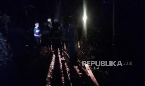 Proses evakuasi sebuah mobil pikap yang terperosok ke dalam jurang di Dusun Purbasari, Desa Seda, Kecamatan Mandirancan, Kabupaten Kuningan, Jawa Barat, Selasa (20/6/2023) malam. 