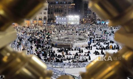 Jamaah bersiap melaksanakan sholat Isya di halaman Masjidil Haram, Sabtu (3/6/2023).