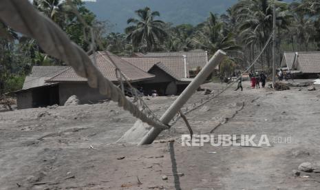 Kondisi Kampung Renteng, Desa Sumberwuluh, Lumajang, Jawa Timur, Rabu (8/12), pasca erupsi Gunung Semeru. Data tim DVI Polri, korban erupsi Gunung Semeru yang ditemukan meninggal hingga Selasa (7/12) berjumlah 30 orang. Dari jumlah itu, 10 jenazah sudah berhasil diidentifikasi. Sementara 20 jenazah lainnya masih dalam proses identifikasi.