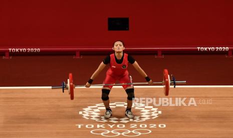 Lifter putri Indonesia Windy Cantika Aisah melakukan angkatan snatch dalam kelas 49 Kg Putri Grup A Olimpiade Tokyo 2020 di Tokyo International Forum, Tokyo, Jepang, Sabtu (24/7/2021). Windy Cantika berhasil mempersembahkan medali pertama bagi Indonesia yakni perunggu dengan total angkatan 194 Kg.